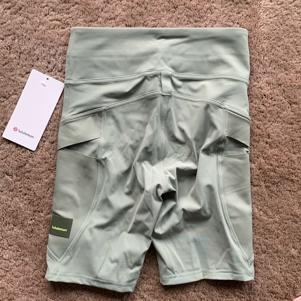 ⬇️⬇️New Lululemon cargo hiking short - Picture 2 of 3